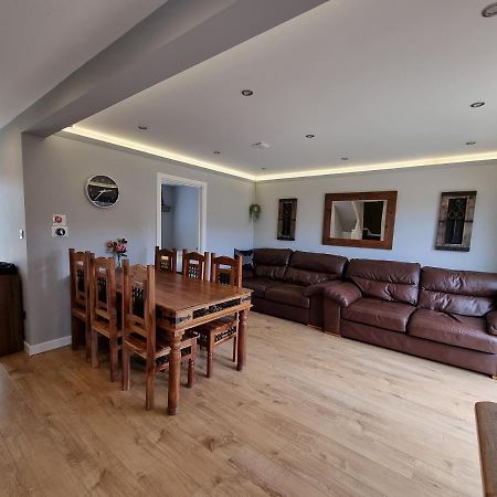 Crown Meadow - 4 Bedroom House - Heathrow - Excellentstays Colnbrook Kültér fotó