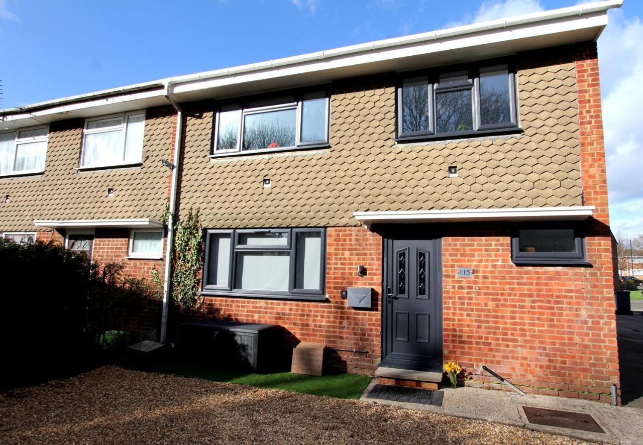 Crown Meadow - 4 Bedroom House - Heathrow - Excellentstays Colnbrook Kültér fotó