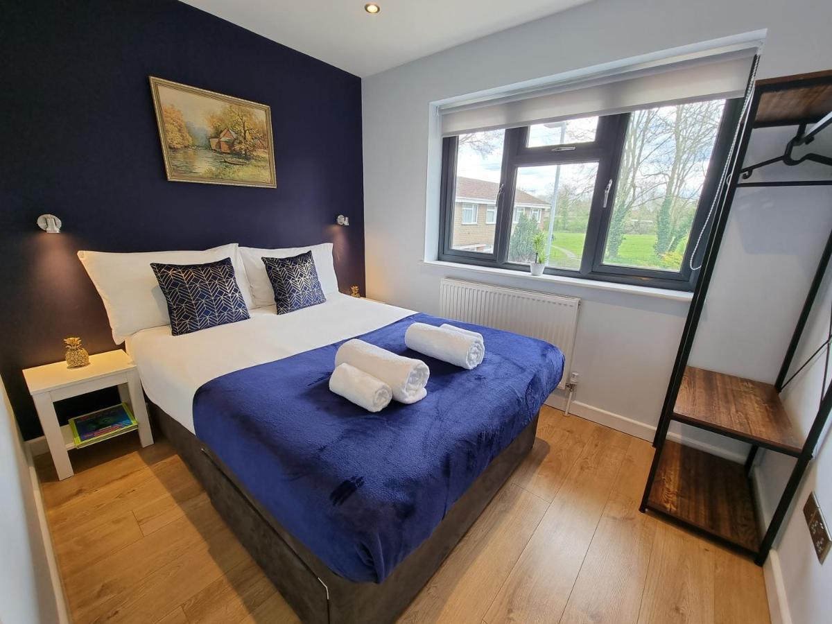 Crown Meadow - 4 Bedroom House - Heathrow - Excellentstays Colnbrook Kültér fotó