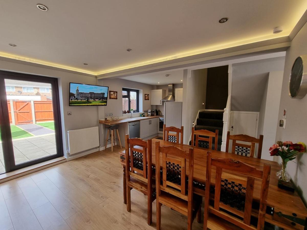 Crown Meadow - 4 Bedroom House - Heathrow - Excellentstays Colnbrook Kültér fotó