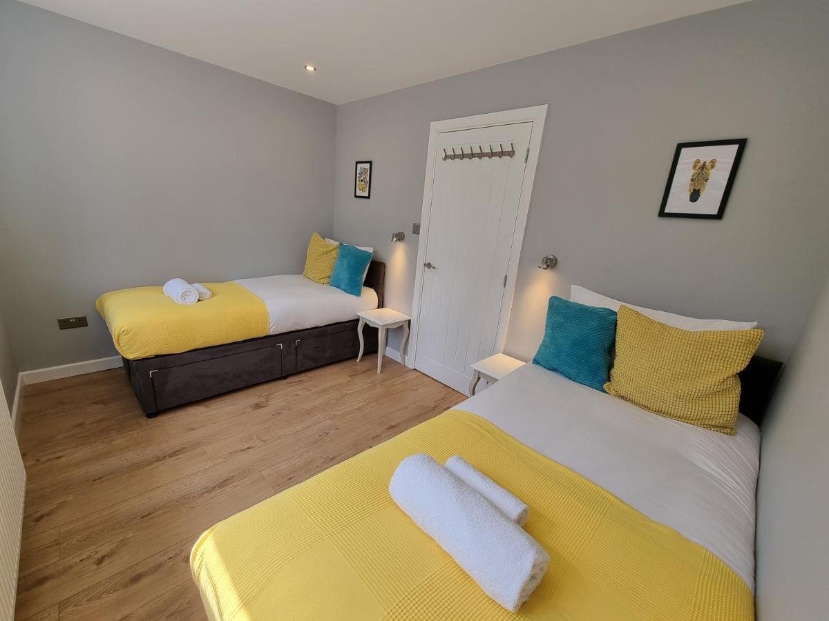 Crown Meadow - 4 Bedroom House - Heathrow - Excellentstays Colnbrook Kültér fotó