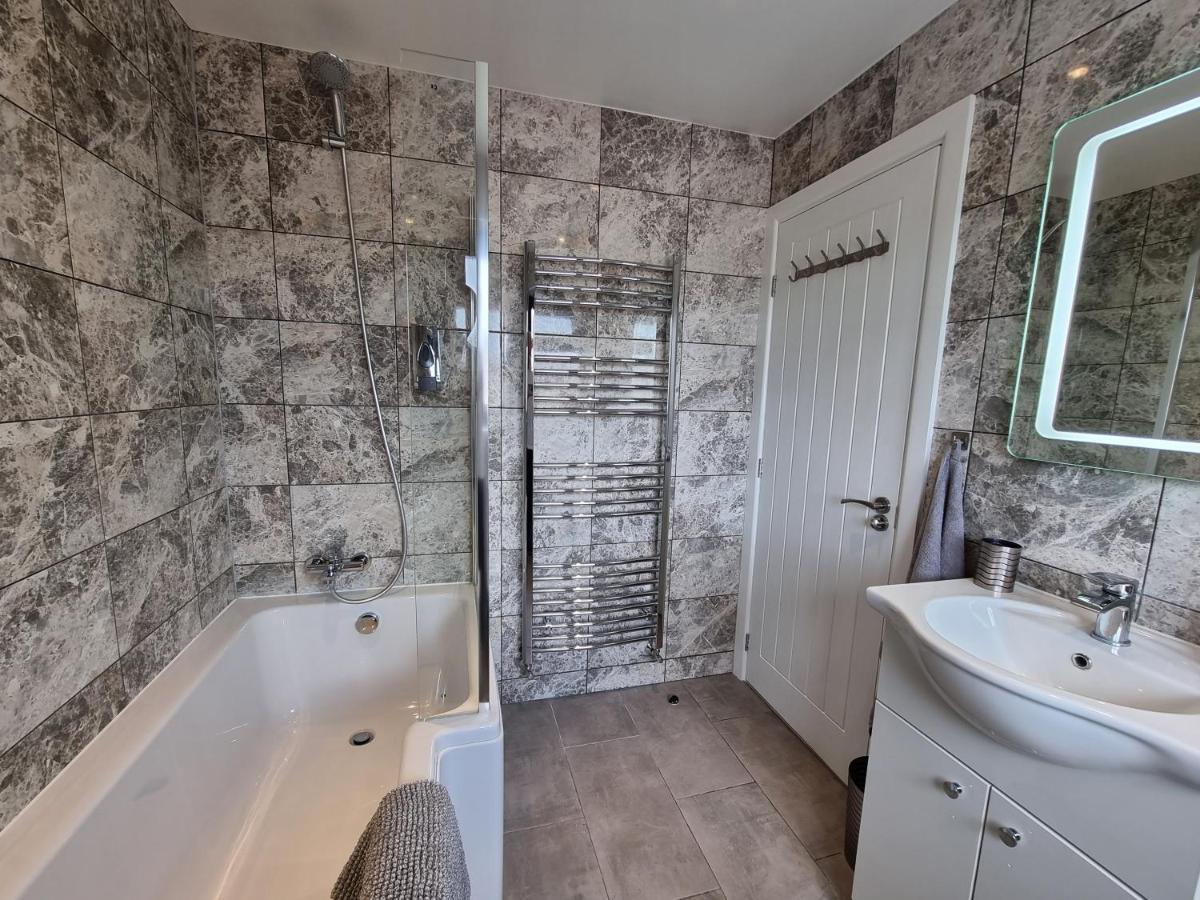Crown Meadow - 4 Bedroom House - Heathrow - Excellentstays Colnbrook Kültér fotó