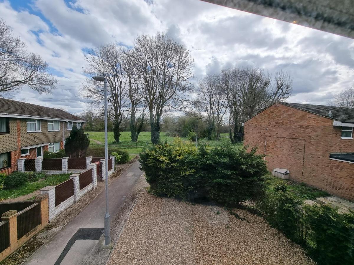 Crown Meadow - 4 Bedroom House - Heathrow - Excellentstays Colnbrook Kültér fotó