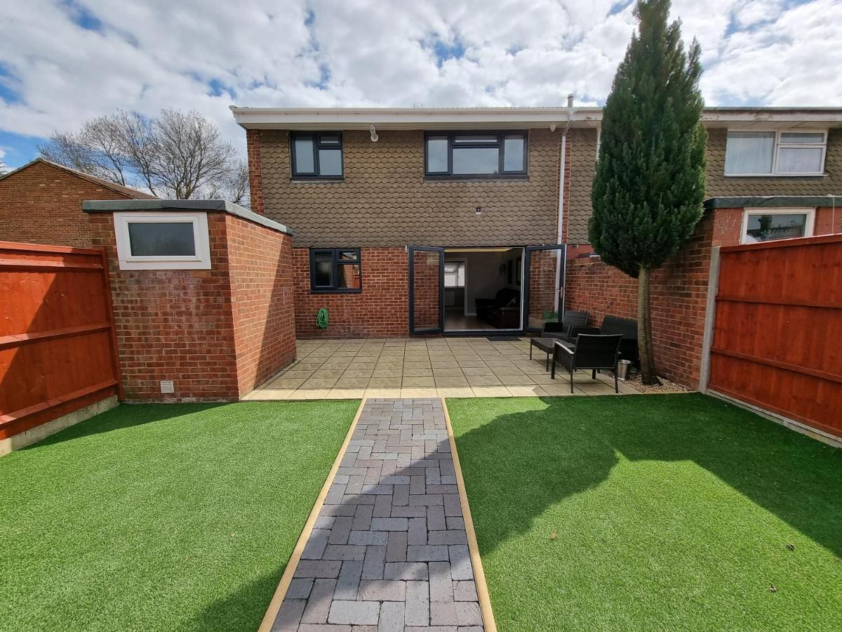Crown Meadow - 4 Bedroom House - Heathrow - Excellentstays Colnbrook Kültér fotó