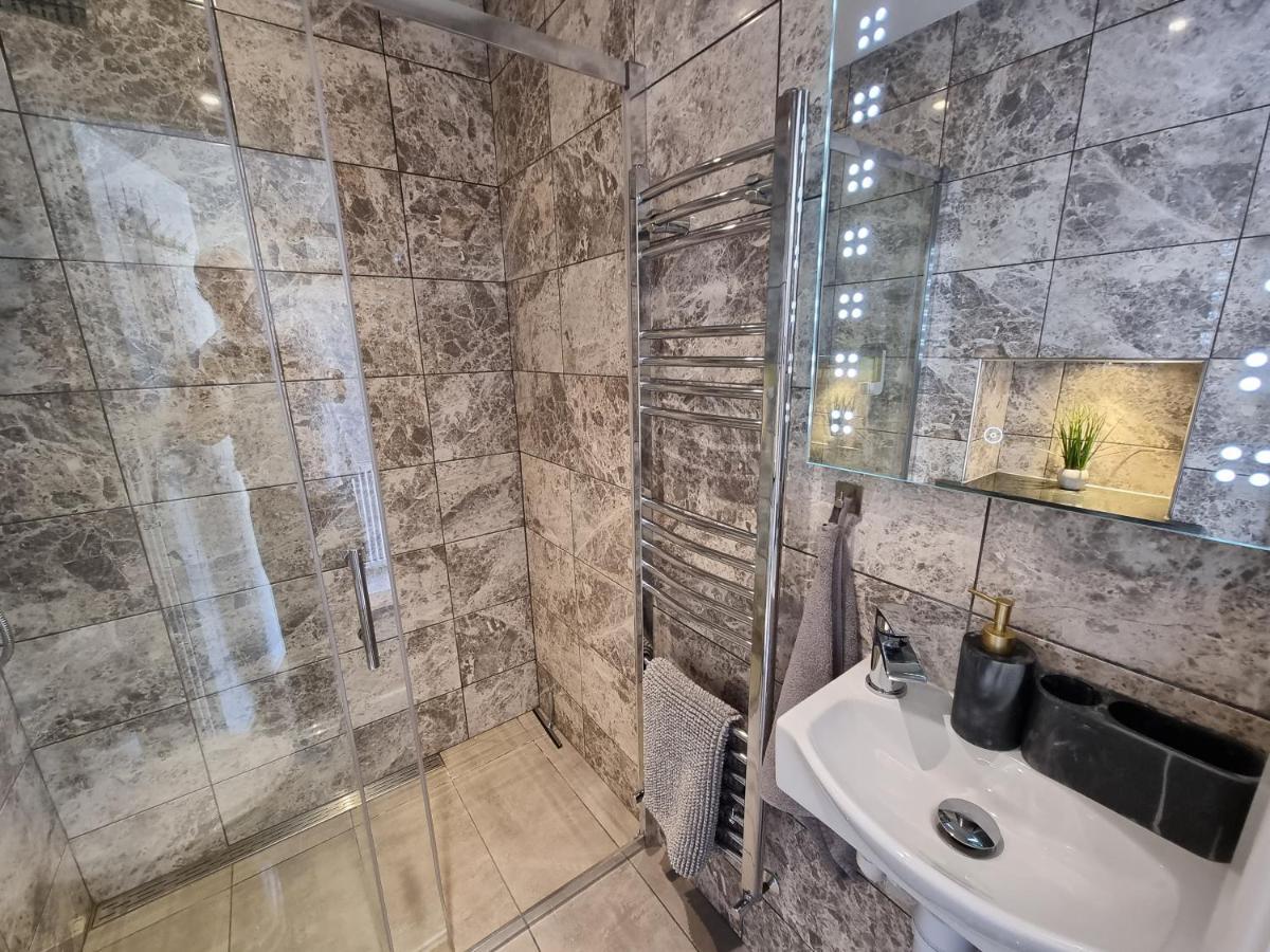 Crown Meadow - 4 Bedroom House - Heathrow - Excellentstays Colnbrook Kültér fotó